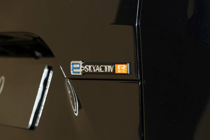 テールゲートに貼られた「e-SKYACTIV R-EV」のバッジ。