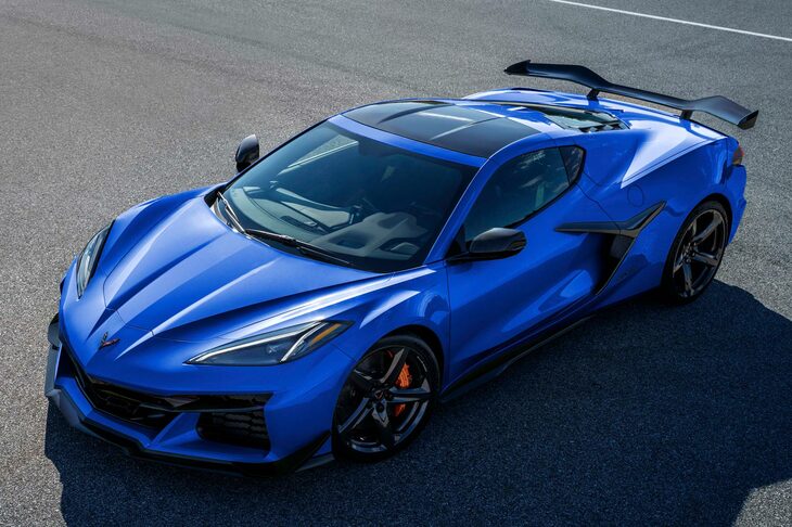 新オプションの「Brembo製パフォーマンス カーボンセラミックブレーキ」「Z07パフォーマンスパッケージ」「ビジブルカーボンファイバーホイール」を装着した「シボレー・コルベットZ06」。