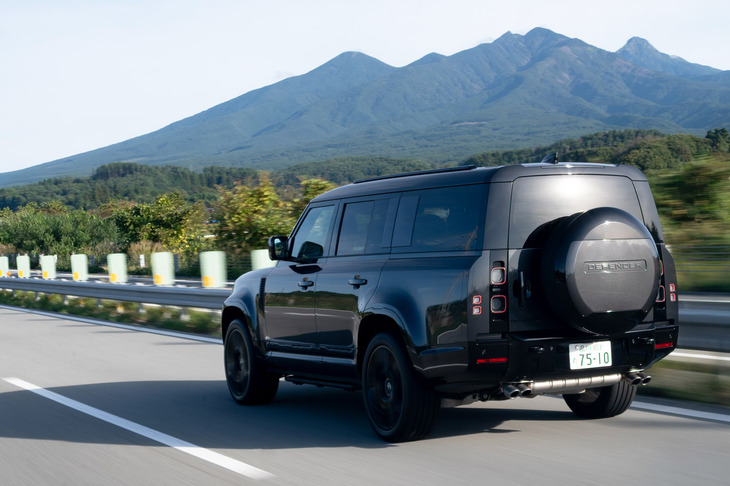 雄大な八ヶ岳を望みながら、中央自動車道を駆ける「ディフェンダー130」。ディフェンダーのなかでも全長5.3mに迫るロング仕様のモデルで、圧倒的な積載能力を誇る。