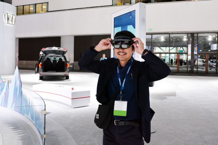 ホンダは、新型車「パスポート」の発表にVRを使用。透過型のヘッドセットを使い、空中に文字などを映し出して説明を行った。