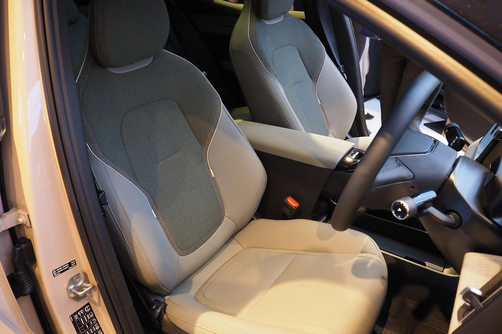 ボルボEX30クロスカントリー（用品装着車のフロントシート）
