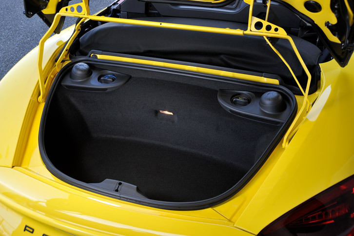 他のポルシェのスポーツモデルと同じく、「ボクスター スパイダー」ではリアハッチを開けてもエンジンにアクセスすることはできない。写真は車体後部に備わる130リッターのトランクルーム。