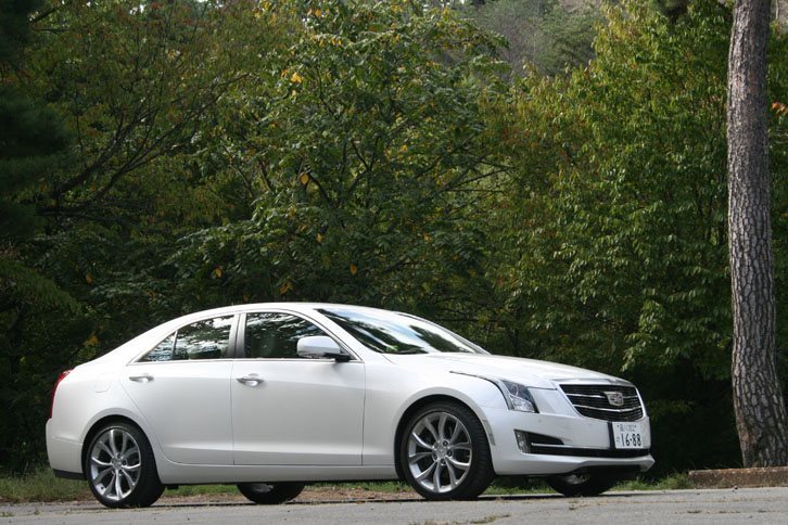 webCGにやってきて早2週間。白い「キャデラックATSセダン」はすっかり編集部の一員になりました。