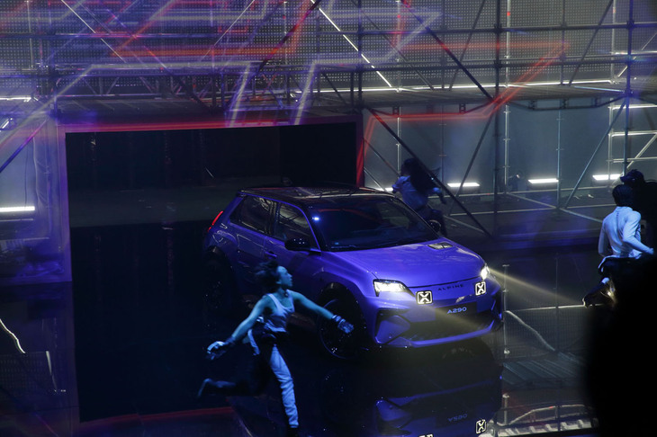 舞台奥から前衛舞踏による演出とともに姿を現した。