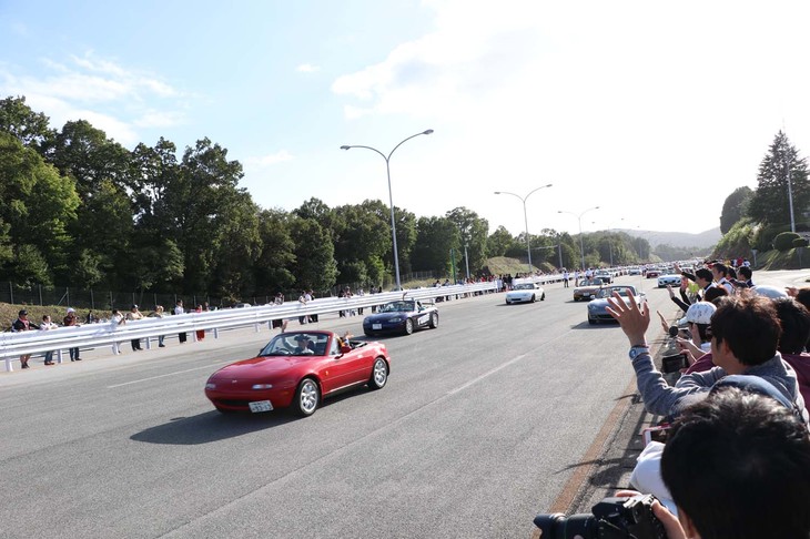 パレードランに参加しないファンも、コースサイドで、参加するロードスターのオーナーに向けて手を振る。互いに別れを惜しんでいるようであった。