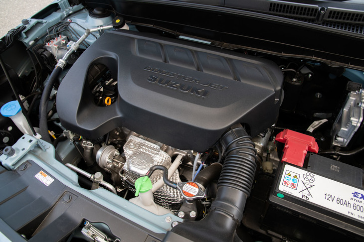 「スイフトスポーツ」のそれと基本設計を同じくする1.4リッター直4ターボエンジン。136PSの最高出力と210N・mの最大トルクを発生する。