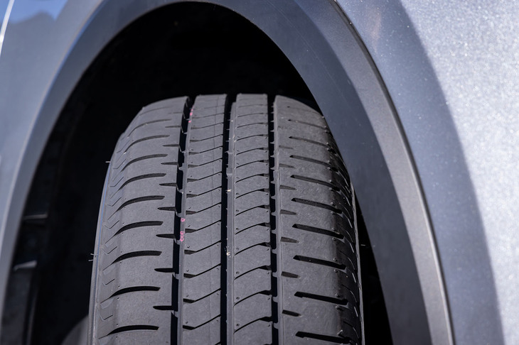 「ニューノ」のトレッドパターン。リブの端を丸めたマルチラウンドブロックを採用し、ウエットグリップを向上させている。