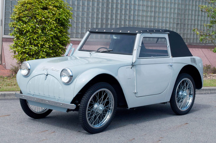 1954年4月に登場した住江製作所の「フライングフェザー」。「最大の仕事を最小の消費で」をモットーに自動車技術者の富谷龍一が開発したものだが、わずかな台数が生産されるにとどまった。