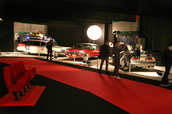 パリモーターショー2016の特別展「自動車と映画」では、スクリーンの名場面集を鑑賞できるよう、各コーナーに映画館用のシートを設けるという粋な計らいも。