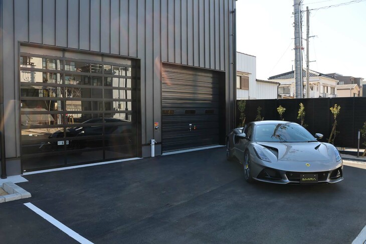 施設内にはガレージスペースやピットも設けられている。