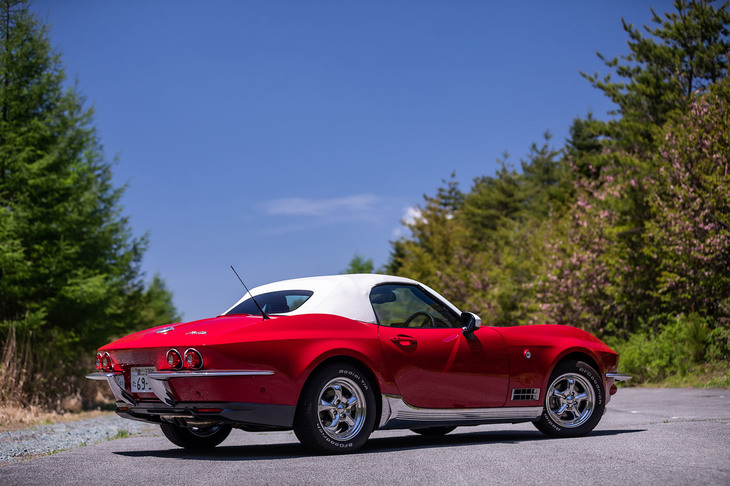 オフホワイトのカラードソフトトップ（写真）はオプション。同カラーのほか、ダークレッド、レッド、タンの計4色が設定されている。