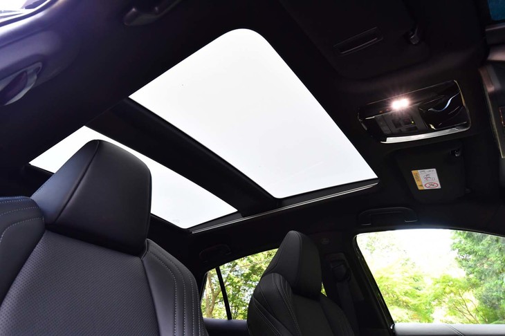 スイッチひとつで透明または障子のような半透明の状態に変化する「調光パノラマルーフ」。19万8000円のオプションとして用意される。