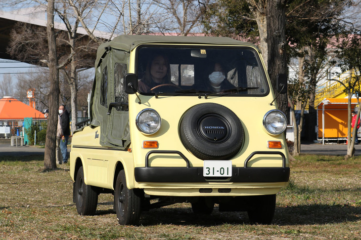 会場内を進む「バモスホンダ4」。1970年に登場した、軽トラック「TN360」がベースの商用登録の多用途車である。