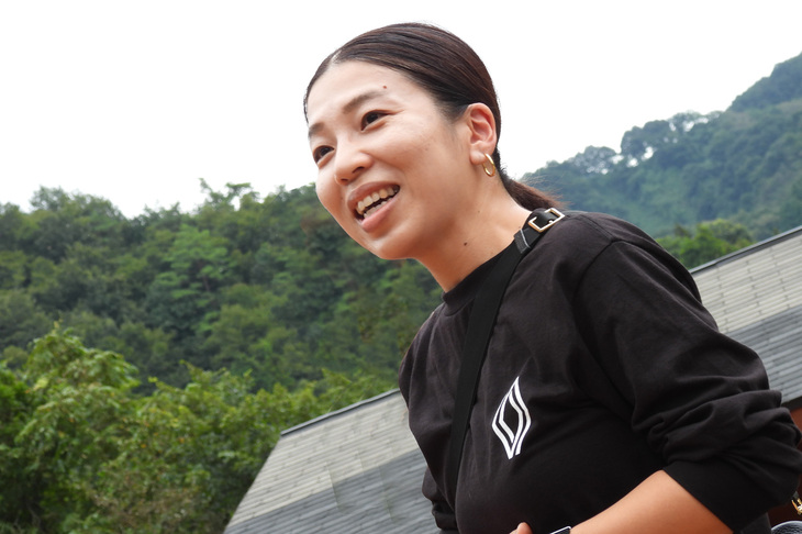 あいさつに立つルノー・ジャポン マーケティング部マネージャーの伊達記代子氏。2024年10月27日に開催される“世界最大のカングーの祭典”、「カングージャンボリー」もよろしくね！ とのことだった。カングーオーナーの皆さん、今年もぜひご参加を。