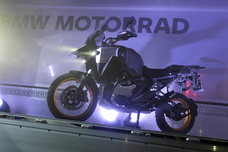 「R1300GSアドベンチャー」は、BMWが擁するアドベンチャーバイクのフラッグシップモデル「R1300GS」をベースに、さらにオフロード性能やグランドツーリング性能を高めたモデルだ。