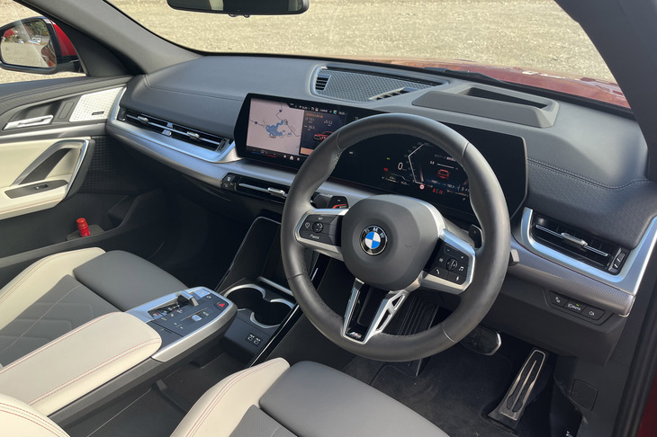 「X2」のコックピット。基本デザインは「X1」や「2シリーズ アクティブツアラー」と共通で、メーターパネルとコントロールディスプレイを一体化させた「BMWカーブドディスプレイ」が目を引く。