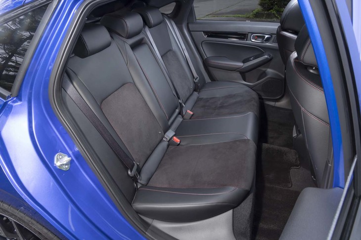 後席の下には駆動用リチウムイオンバッテリーを中心とした電動モジュール「インテリジェントパワーユニット」を搭載するが、それを感じさせない広さがある。