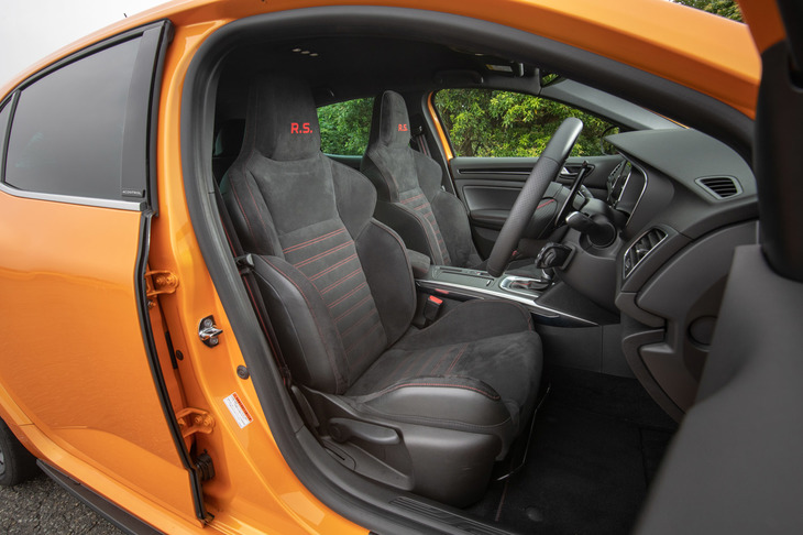 新型「メガーヌ ルノースポール」には、「R.S.」の刺しゅうが施されたヘッドレスト一体型のスポーツシートが装備される。