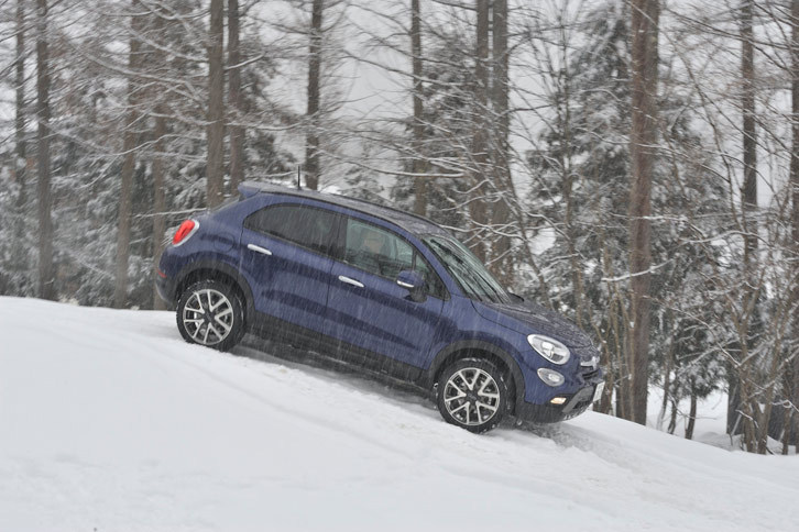 2日目に試乗した「フィアット500Xクロスプラス」。「ジープ・レネゲード トレイルホーク」と同じ、オンデマンド方式の4WDシステムが採用されている。