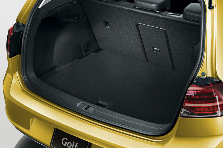「フォルクスワーゲン・ゴルフ」の荷室容量は380リッター（ISO測定法によるドイツ公称値）。ちなみに、日本で販売されるCセグメントハッチバック車だと、「スバル・インプレッサスポーツ」の385リッターという荷室容量が、これに匹敵する（VDA方式）。