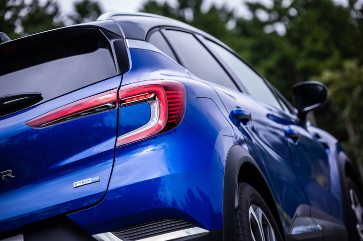 今回の試乗車は、レザーシートと運転席電動シートが標準で装備される「キャプチャーE-TECHハイブリッド レザーパック」。車両本体価格は389万円。