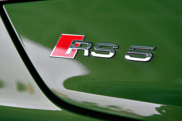 
	【アウディRS 5スポーツバックのスペック】
	ボディーサイズ：全長×全幅×全高＝4780×1860×1390mm／ホイールベース：2825mm／車重：1810kg／駆動方式：4WD／エンジン：2.9リッターV6 DOHC 24バルブ ターボ／トランスミッション：8段AT／最高出力：450PS（331kW）/5700-6700rpm／最大トルク：600N・m（61.1kgf・m）/1900-5000rpm／タイヤ：（前）275/30R20 97Y／（後）275/30R20 97Y（ピレリPゼロ）燃費：11.2km/リッター（JC08モード）／価格：1302万円
	 

	【取材時の燃費データ】
	テスト距離： 235.2km（市街地1：高速道路8：山岳路1）／使用燃料：30.5リッター（ハイオクガソリン）／参考燃費：7.7km/リッター（満タン法）／8.5km/リッター（車載燃費計計測値）
	