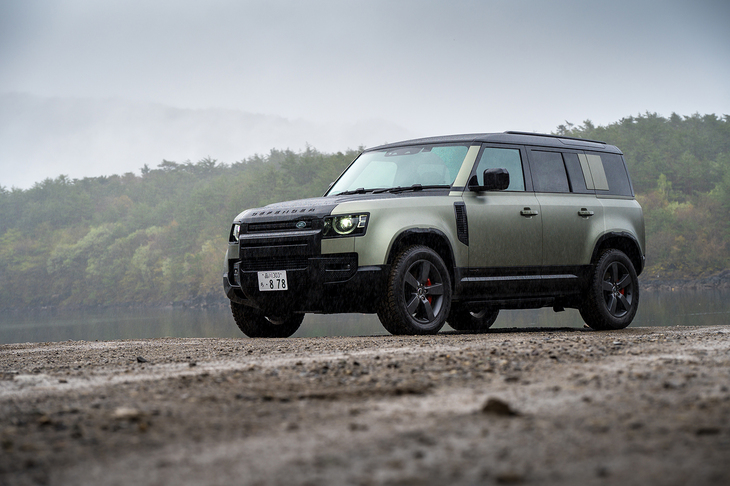 2019年に世界初披露されるや、世界各国で人気を博している「ディフェンダー」。ここでは2025年モデルの「ディフェンダー110 X D350」を紹介する。