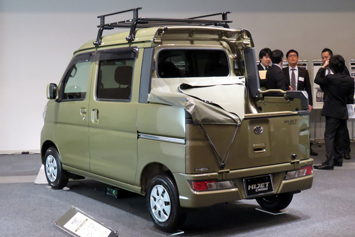 「ハイゼット デッキバン」は建設業の現場関係者や、猟師などから需要があるのだとか。写真は上級グレードの「G“SA III”」。