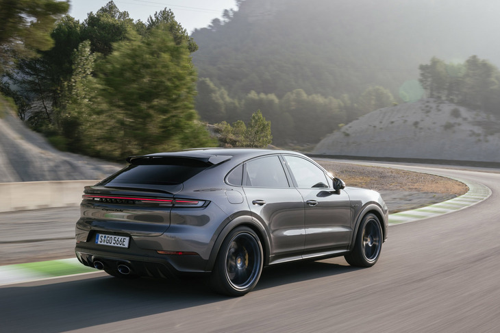 次期型はBEVになるとされる「ポルシェ・カイエン」。エンジンとモーターのミックスによるハイパフォーマンスを楽しめるのは、今だけとなるかもしれない。