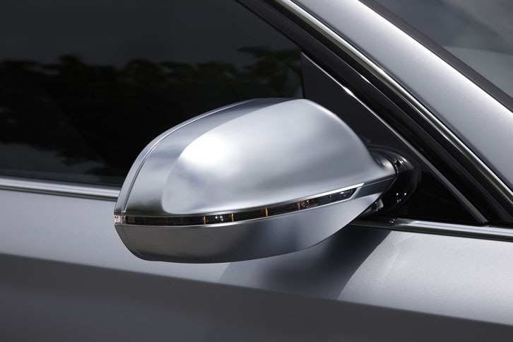 中央に薄型の光源が並ぶサイドミラー。オプションでカーボン製のミラーハウジングも用意される。