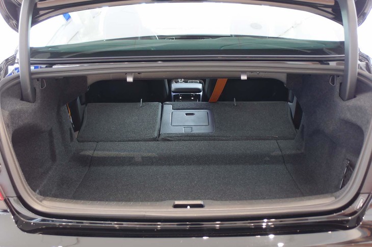 ボルボS60 T8ポールスターエンジニアード（トランクルーム）