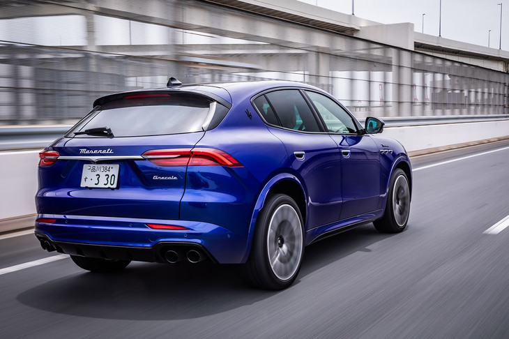 「グレカーレ モデナ」の動力性能は、0-100km/h加速が5.3秒、最高速が240km/h。この加速タイムは、最高出力264PSの2リッター直4ターボエンジンを搭載する「ポルシェ・マカンT」よりも0.9秒速いものとなる。