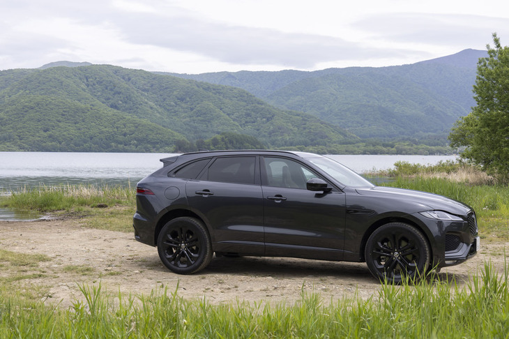 2024年モデルとして導入がスタートした「F-PACE」のPHEV。最高出力300PSの2リッター直4ガソリンターボエンジンに同142PSのモーターと容量19.2kWhのリチウムイオンバッテリーを組み合わせ、システム最高出力404PSを発生する。