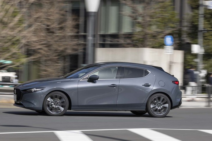 「アドバンdB V552」は、低回転域から広い範囲で得られる「マツダ3ファストバックXD」の豊かなトルクを、確実に路面に伝えてくれる。