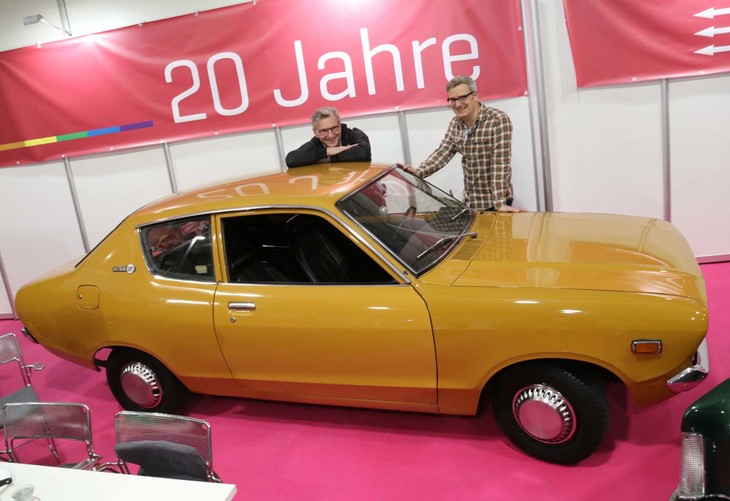 「ダットサン120Y」とともに。オーナーのウリさん（左）と、パートナーのヨルクさん。