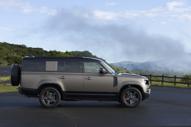 「ディフェンダー130」のボディー全長は5275mmにも達する（スペアタイヤは除く）。ホイールベースは「110」と同じのため、リアオーバーハングの長さが際立っている。