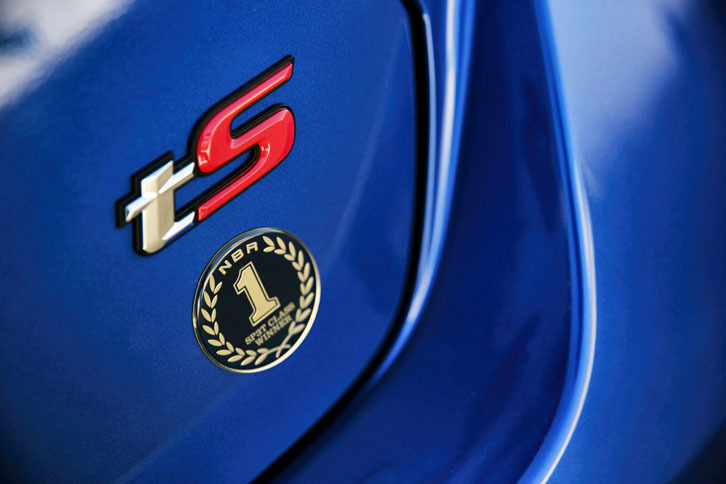 今回は、「スバルWRX S4 tS」の中でもよりスポーティーなドレスアップが施された「NBR CHALLENGE PACKAGE」に試乗した。写真は、その専用リアエンブレム。