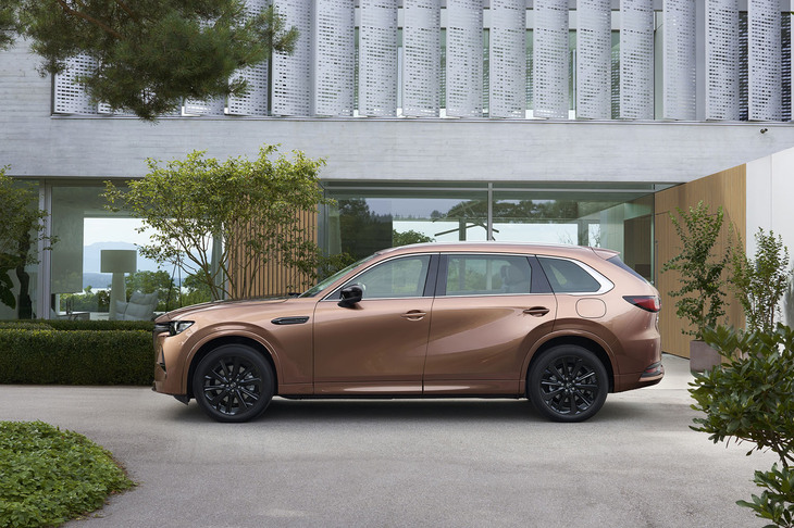 ボディーの全長は5m目前の4995mm。トヨタの「ランドクルーザー“250”」よりも長い。