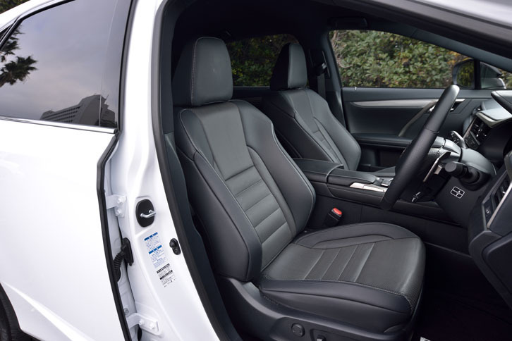 “Fスポーツ”専用デザインのシート。「表皮一体発泡工法」の採用により、体の位置がぴたりと決まるフィット感と横Gに対する高いホールド性を実現したという。