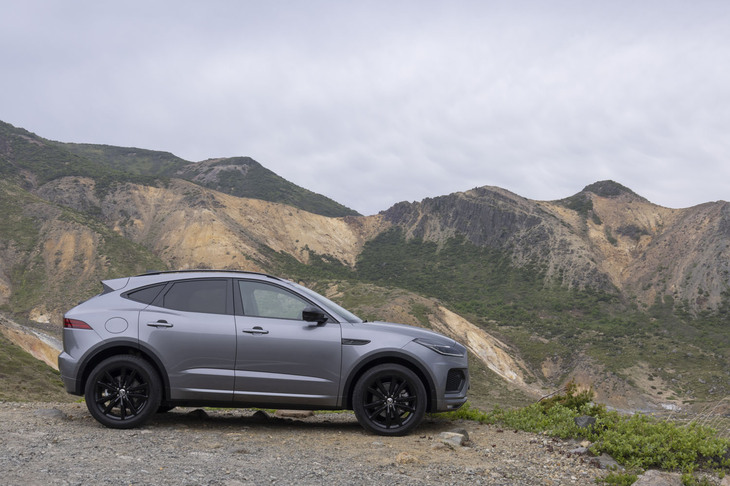 「ジャガーE-PACE R-DYNAMIC HSE PHEV P300e」のボディーサイズは全長×全幅×全高＝4410×1900×1650mm、ホイールベースは2680mm。車重は2070kgと発表されている。