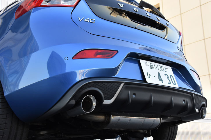 リアエンドからは、「ポールスター・パフォーマンス・エキゾーストキット」のテールパイプが顔をのぞかせる。専用デザインのディフューザーもセットに含まれる。