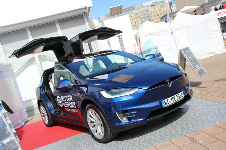 テスラの展示……と思いきや、民間業者による「『モデルX』ドライブ体験」のプロモーションだった。ミュンヘンをベースに、郊外を1日走って999ユーロ。オーストリアのチロル地方までは2日間（1699ユーロ）とのこと。