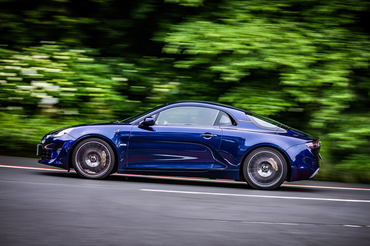 「A110 GT」のボディーはアルミ製。車重は1120kgで、この軽さもA110のセリングポイントだ。サスペンションは前後ともダブルウイッシュボーン式で、バンプストップラバーの代わりに「ハイドロリック・コンプレッション・ストップ」が採用されている。