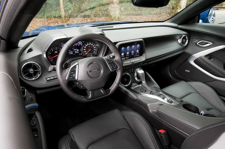 インテリアについてはデザインの変更はないが、装備の充実が図られており、「SS」では新たにフレームレスデザインのリアカメラミラーが採用された。