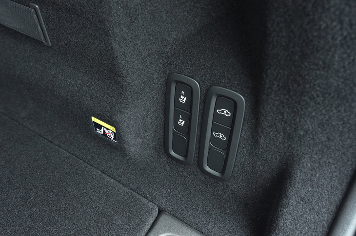 エアサスペンションを装着する試乗車には、荷物の積み下ろしに際してリアの車高を下げられる機能が備わる。写真は、荷室の右側面に配された操作スイッチ。