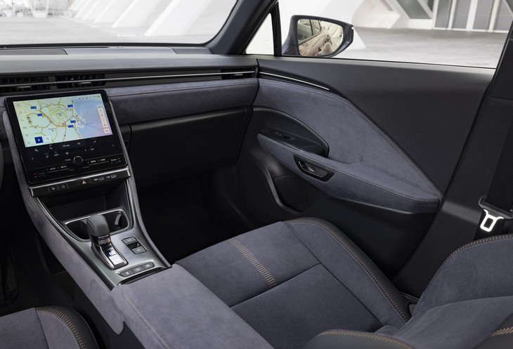 ドアのラッチを電気的にロック／アンロックする「eラッチ」を採用。ドアアームレストを握ってオープナーを親指で押し込めば、そのままドアを開けられる。