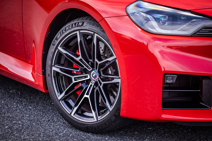 今回の試乗車は、オプションカラーのブラックとシルバーに塗られた「Mライトアロイホイール ダブルスポークスタイリング930M」アルミホイールに「ミシュラン・パイロットスポーツ4 S」タイヤを装着。そのタイヤサイズは現行型「M3／M4」と同じフロントが275/35R19、リアが285/30R20という大きなもの。