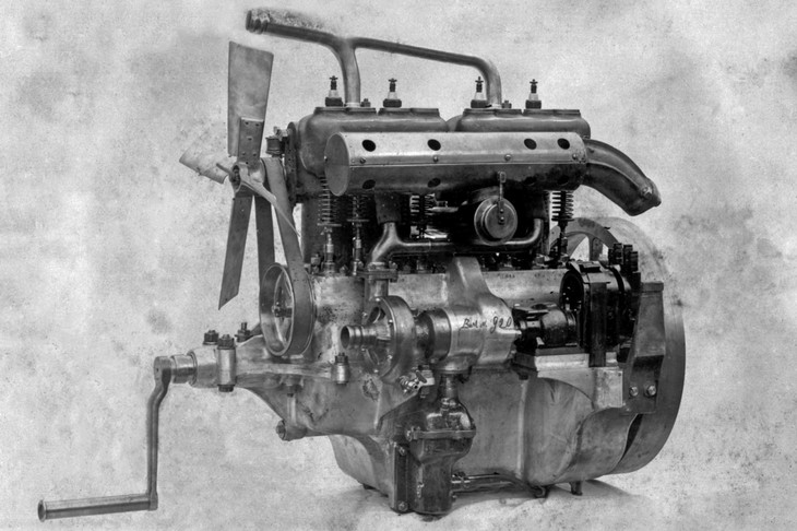 「メルセデス8/18HP」（1910-1912年）のエンジン。エンジンを始動するには、外部の力でエンジンを回してやる必要があり、当時はそれを、クランク棒を用いて人力で行っていた。