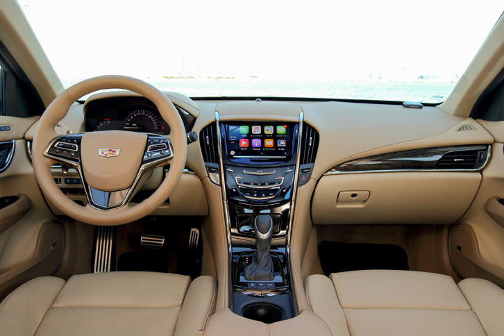 「ATSセダン プレミアム」のインテリア。キャデラックのエントリーモデルという位置づけながら、随所に本革が使用され、上質感が演出されている。