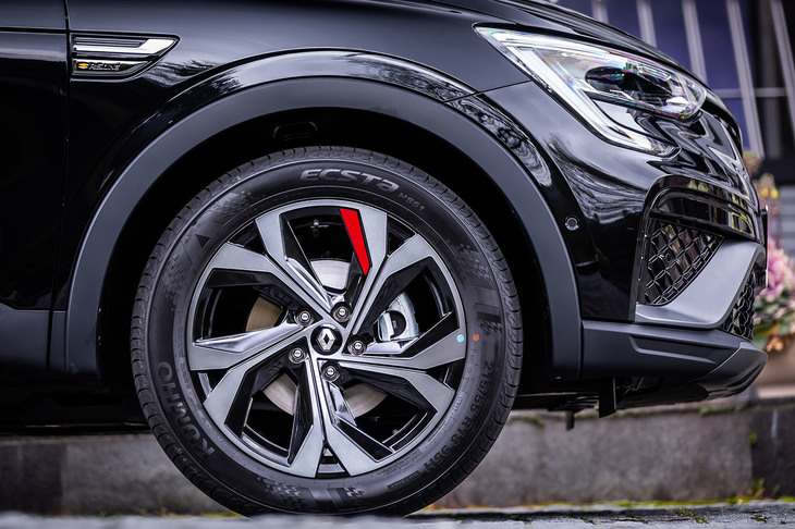 「アルカナR.S.ラインE-TECHハイブリッド」に標準で装備される18インチの「シルバーストーン」ホイール。試乗車は、215/55R18サイズの「クムホ・エクスタHS51」タイヤを組み合わせていた。